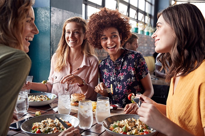 4 personnes déjeunent dans un restaurant flexitarien