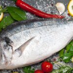 Plat composé d'un poisson frais entier et de ses condiments