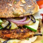 Burger flexitarien accompagné de tomate et de salade