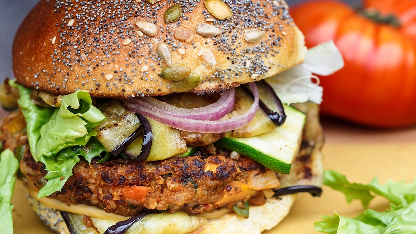 Burger flexitarien accompagné de tomate et de salade