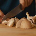 Découpe de champignon sur une planche en bois