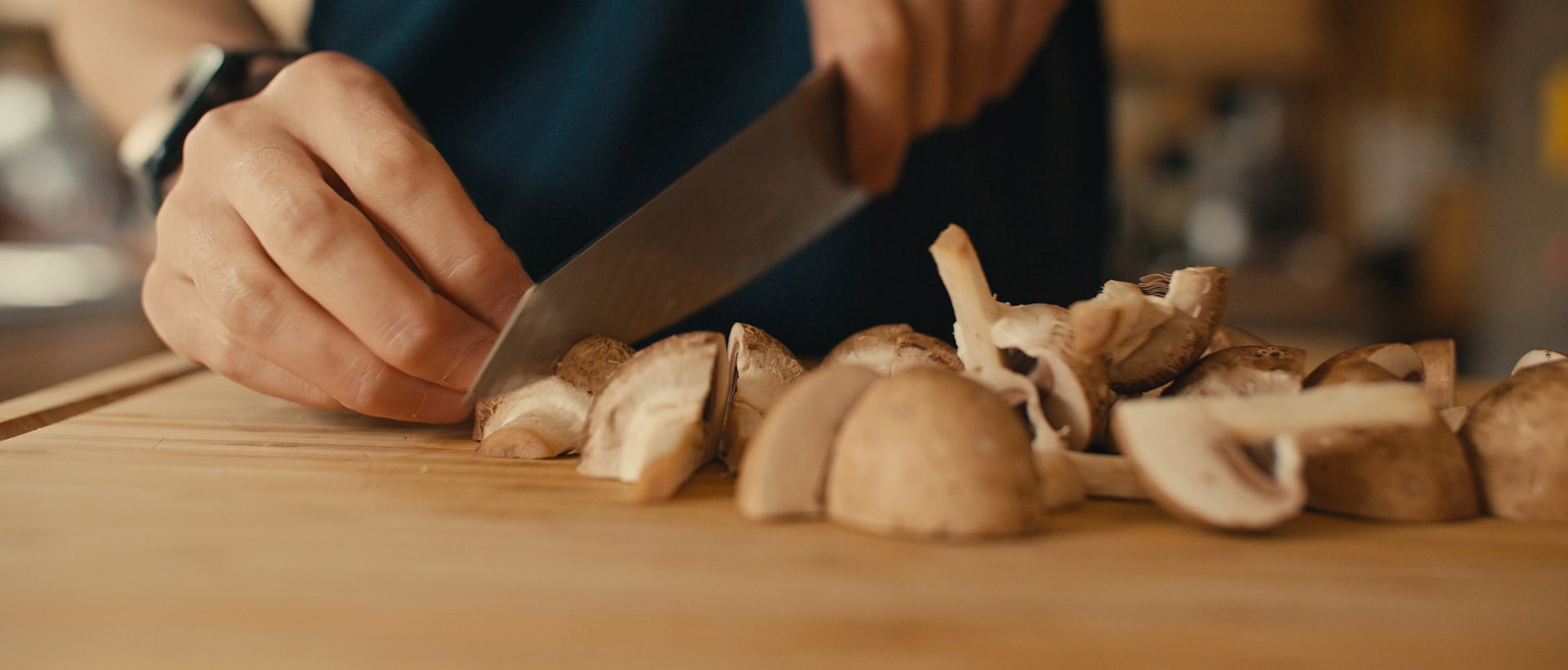 Découpe de champignon sur une planche en bois