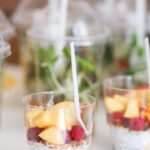 Salade de fruits dans des emballages en plastique