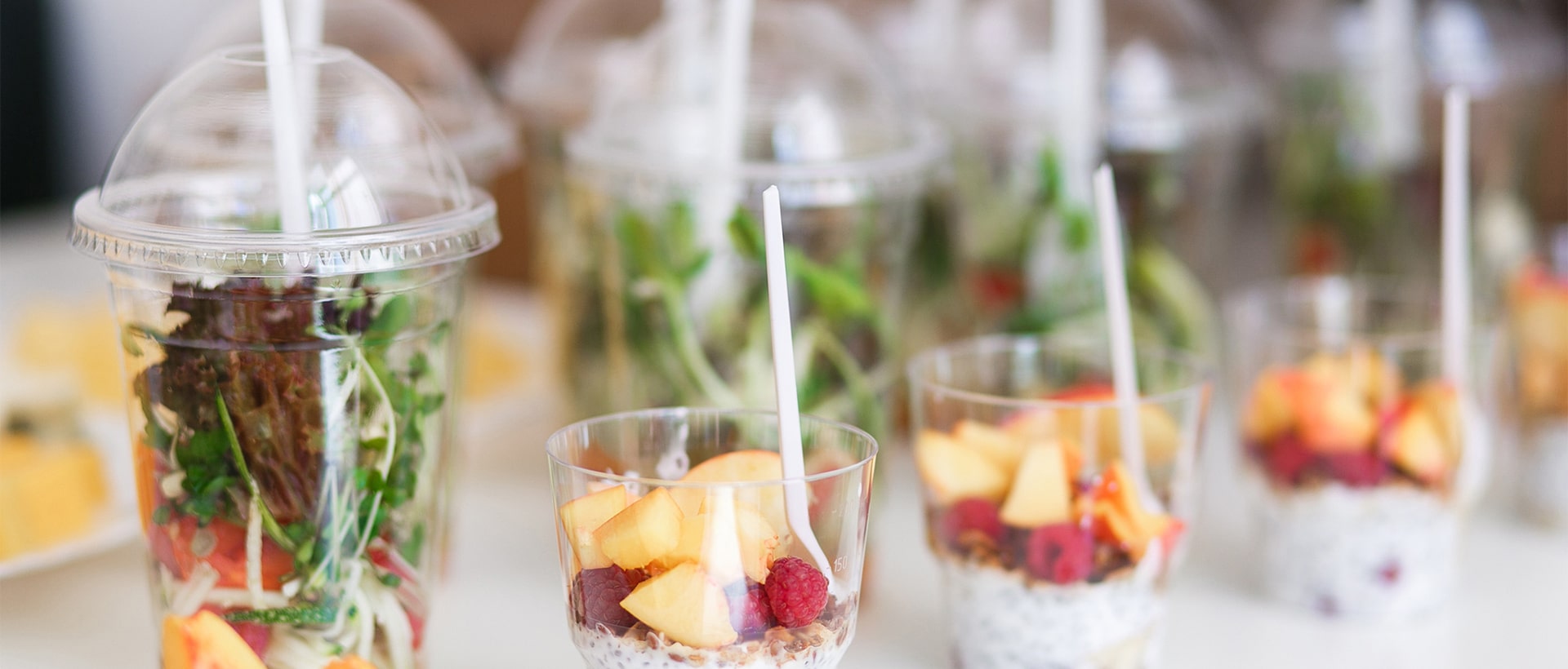 Salade de fruits dans des emballages en plastique