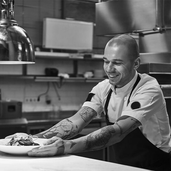 Chef présentant un plat