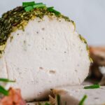 Fromage végétal découpé sur une planche de bois