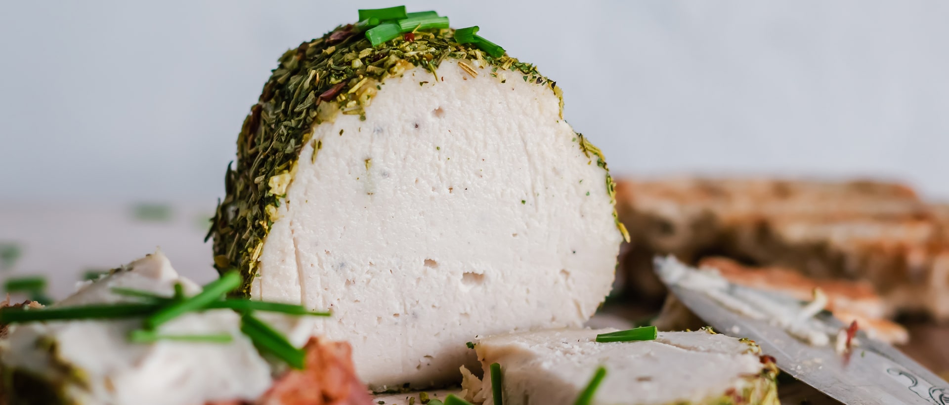 Fromage végétal découpé sur une planche de bois