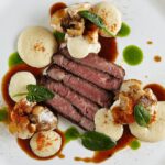 Filet de boeuf Dangus Noir et pommes de terre chaudes avec une sauce au fromage et espuma de champignons