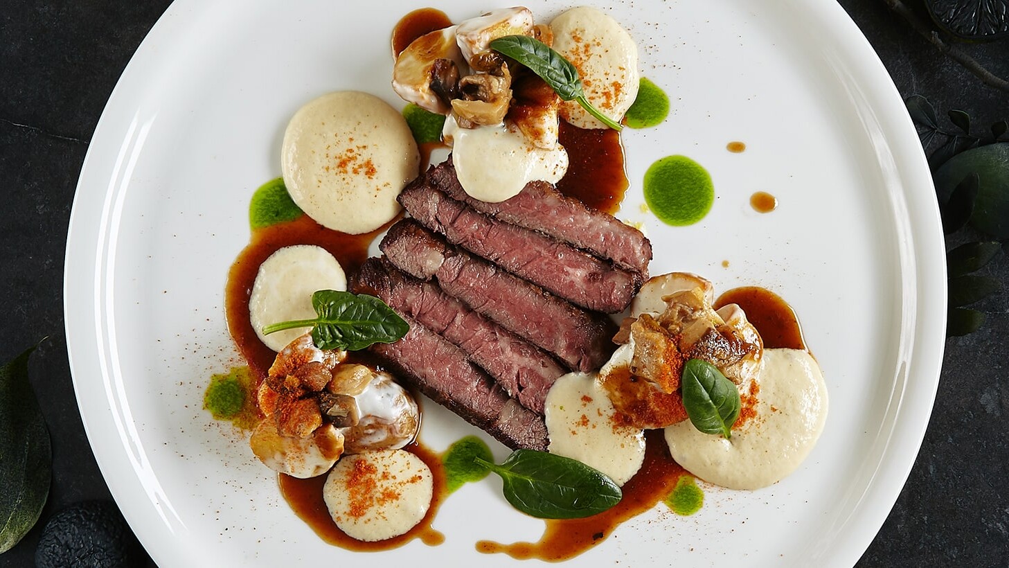 Filet de boeuf Dangus Noir et pommes de terre chaudes avec une sauce au fromage et espuma de champignons
