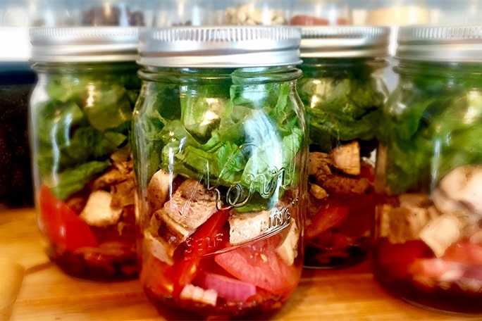 Salade composée dans un bocal en verre consigné