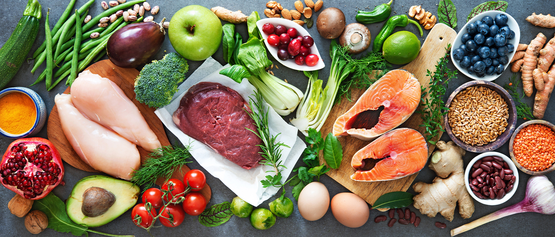 Assortiment de viandes, poisson, légumes, fruits et légumineuses pour les restaurants flexitariens