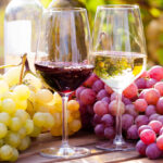 Verres de vins écologique sur une table avec des grappes de raisin