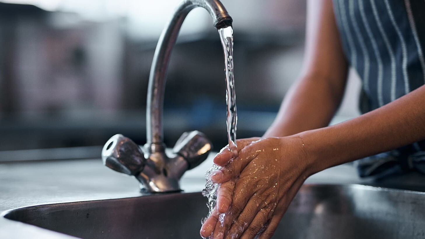 Une femme qui se lave les mains