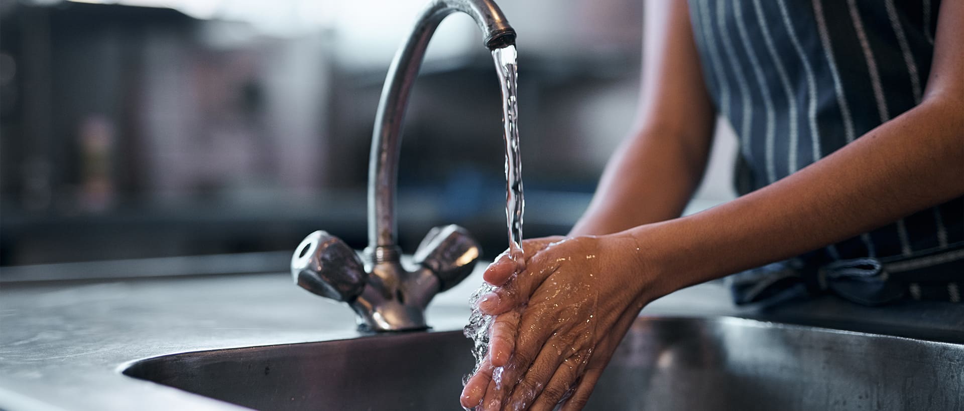 Une femme qui se lave les mains