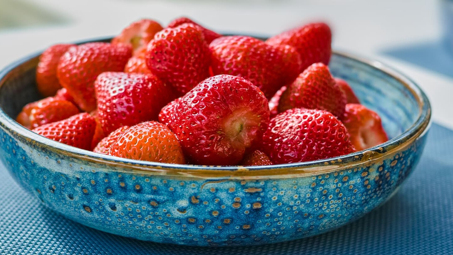 Fraises dans un bol bleu