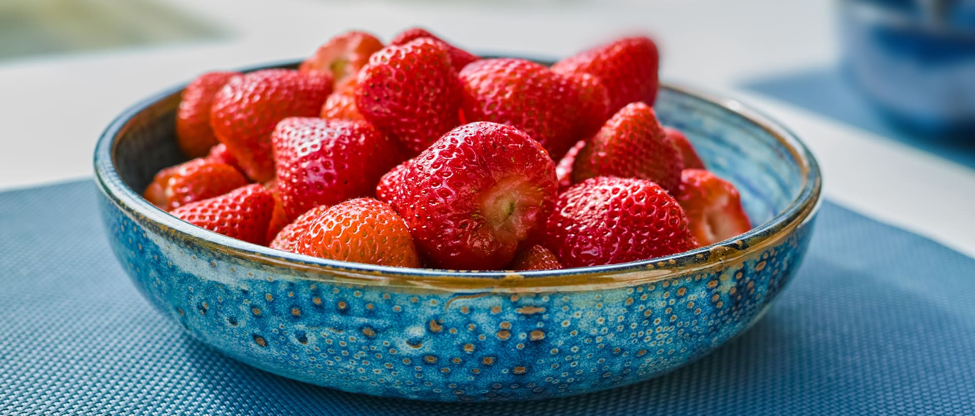 Fraises dans un bol bleu