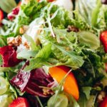 Salade composée dans une assiette