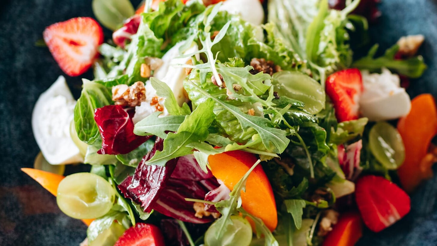 Salade composée dans une assiette