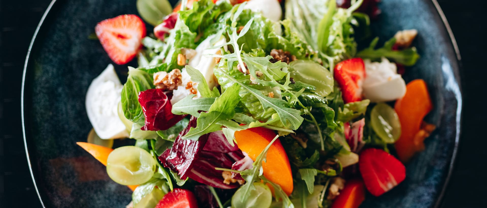 Salade composée dans une assiette