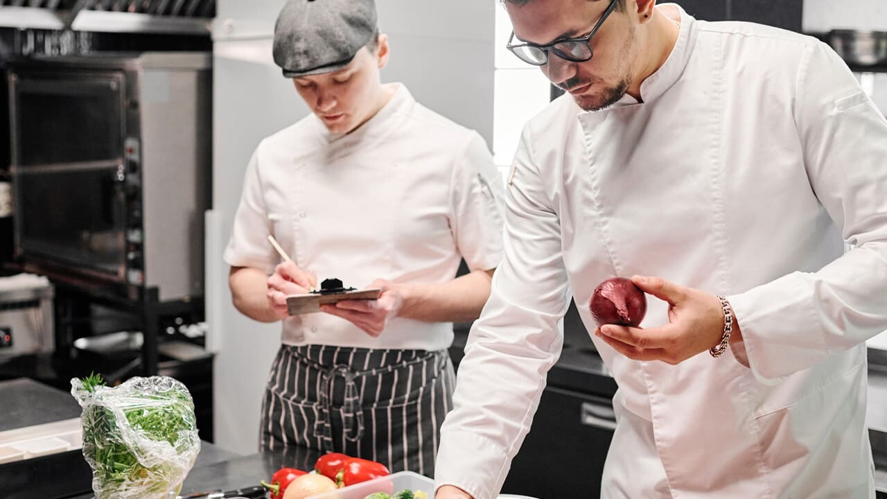 Chef choisissant des légumes pour le plat
