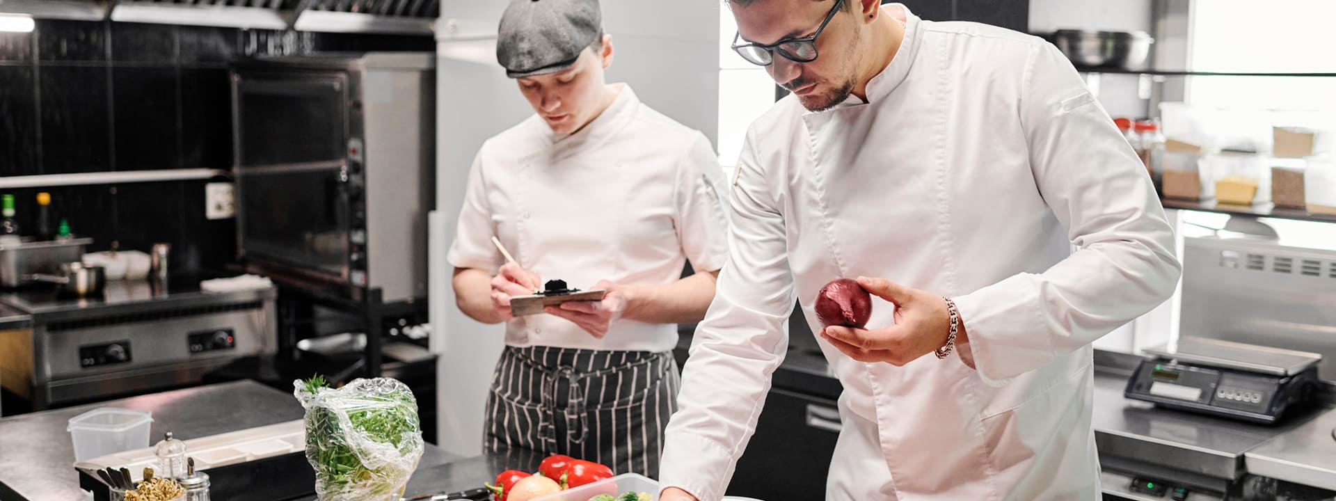 Chef choisissant des légumes pour le plat