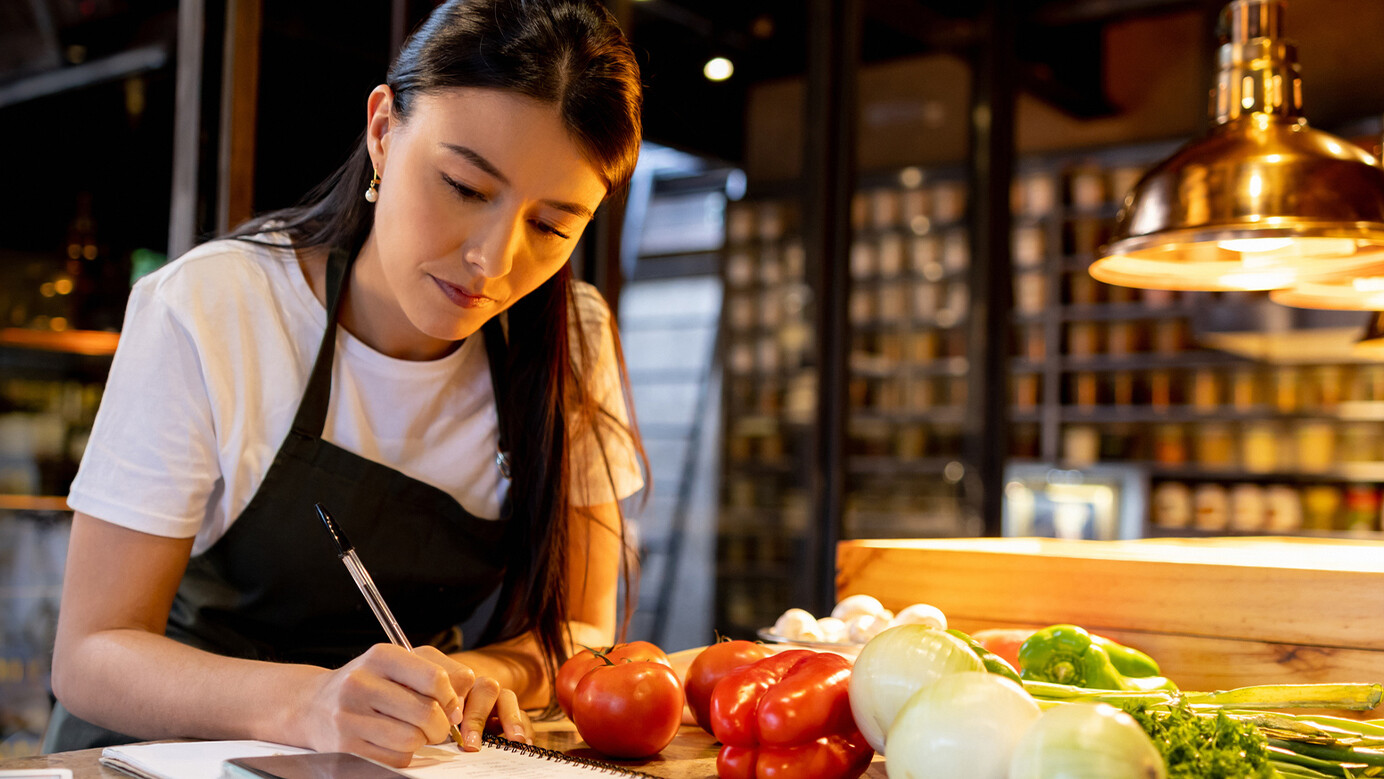 Serveuse qui travaille dans un restaurant
